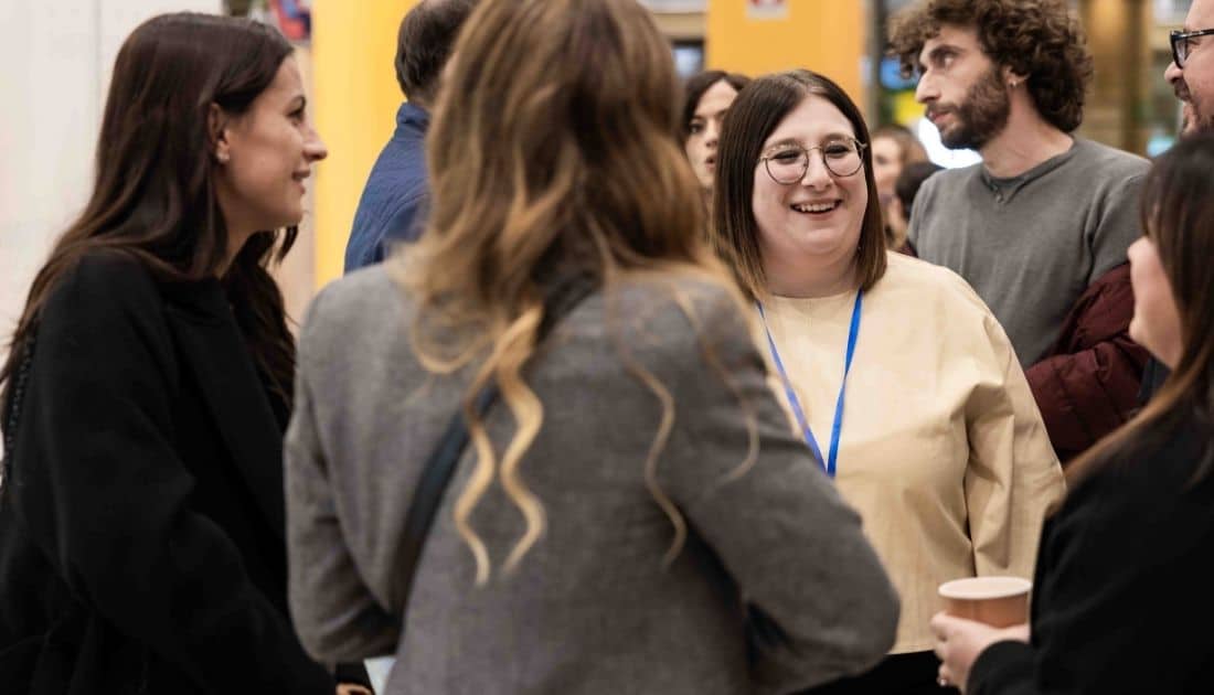 Alcune ragazze del Team YesWeWork chiacchierano in un momento di Pausa durante l'ApeRecruiting Job Day Casamassima
