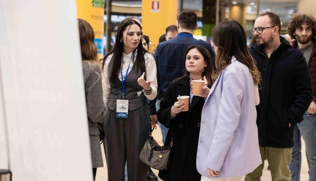 Alcune ragazze dello staff di YesWeWork chiacchierano durante un momento di pausa all'ApeRecruiting Job Day Casamassima