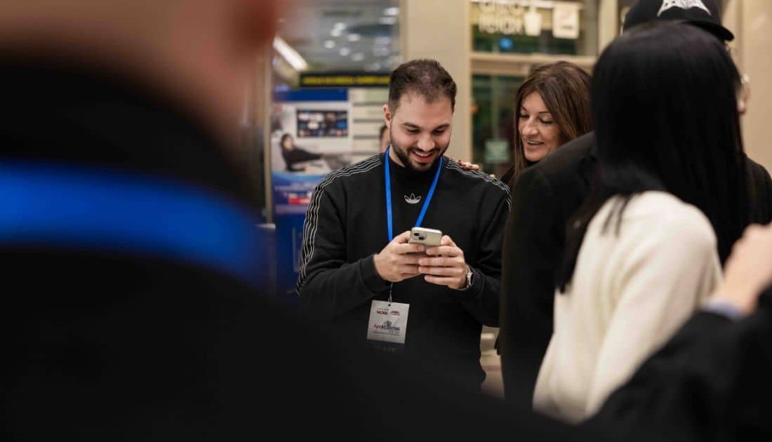 In mezzo alla folla dell'ApeRecruiting Casamassima, il CEO di YesWeWork Antonio Porro controlla il suo Telefono