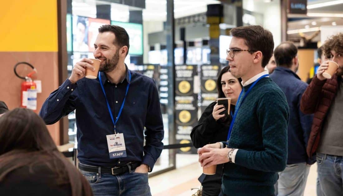 Un gruppo di ragazzi del team YesWeWork si gode il proprio drink in un momento di relax durante l'ApeRecruiting