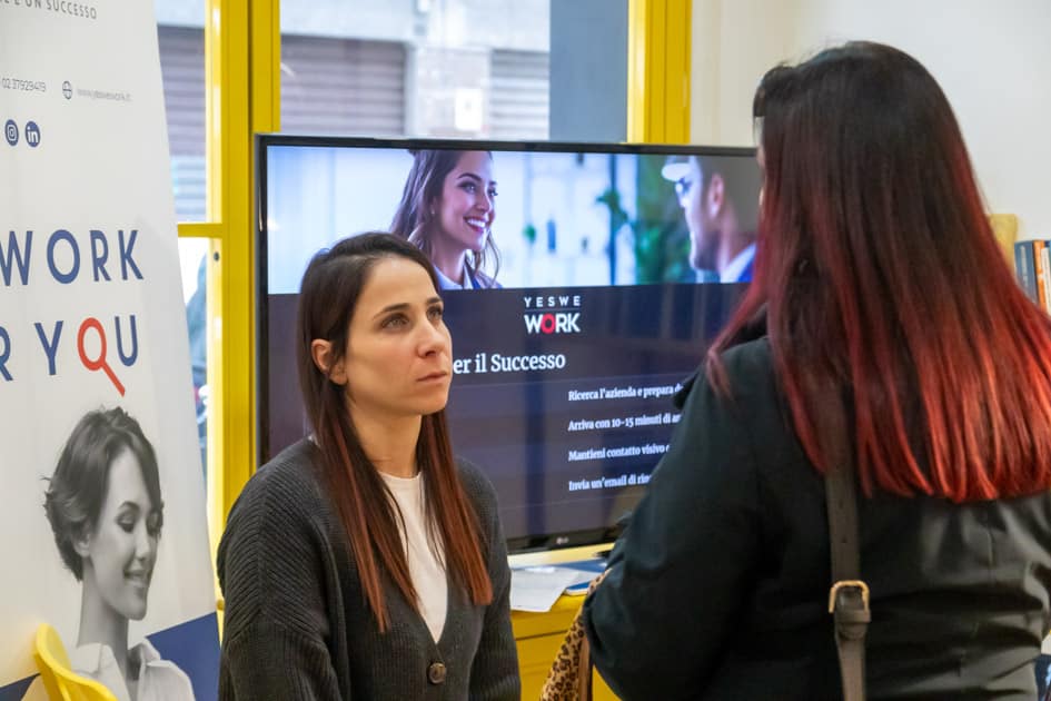 La recruiter Giorgia Vernola, relatrice di 'Caffè con YesWeWork', ascolta attentamente le domande di una delle partecipanti
