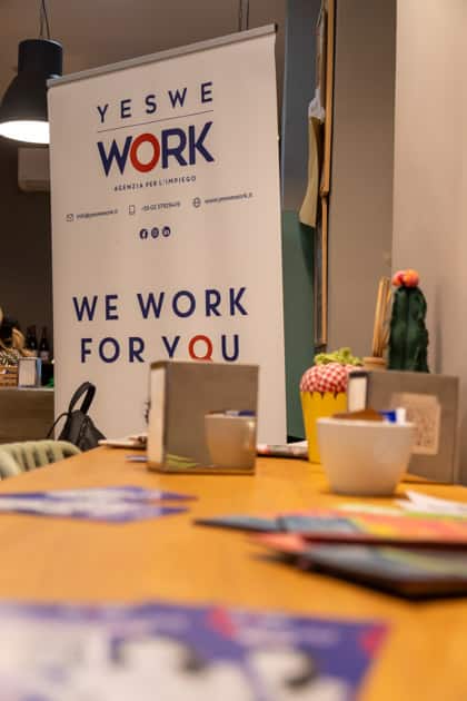 Uno dei roll-up brandizzati di YesWeWork sistemato all'interno del Caffè Portineria in occasione di 'Caffè con YesWeWork'