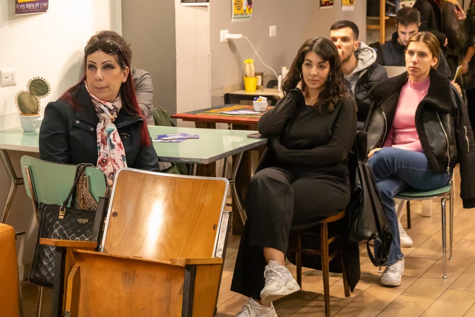 Una parte delle persone presenti a 'Caffè con YesWeWork' che segue attentamente lo speech della relatrice in un'atmosfera intima