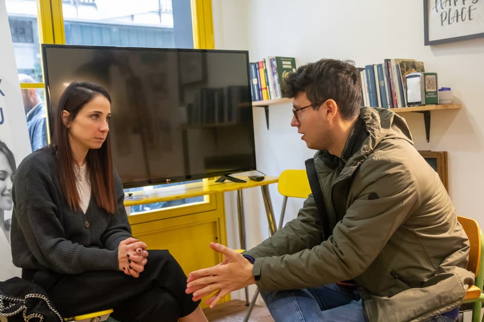 Un giovane partecipante all'incontro 'Caffè con YesWeWork' parla con la recruiter Giorgia Vernola per ricevere dei consigli