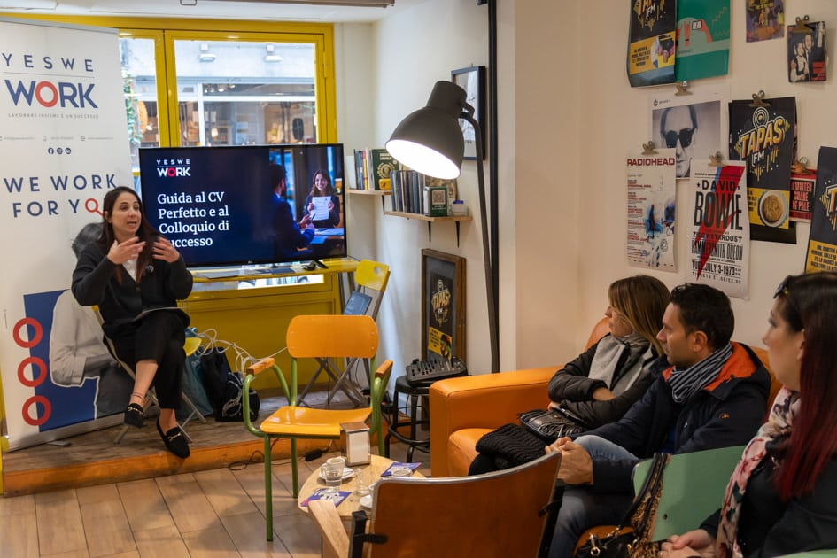 La recruiter Giorgia Vernola anticipa gli argomenti di 'Caffè con YesWeWork' con una slide: parlerà di CV e Colloqui di lavoro
