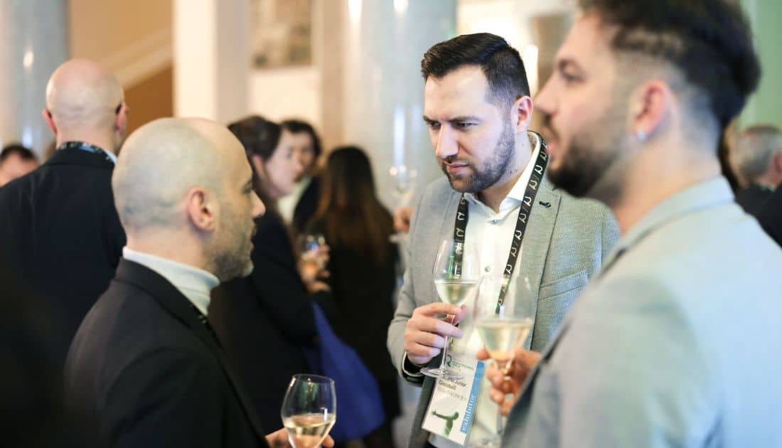 Giacobelli, Porro e Marzo si consultano durante un momento di relax al Richmond HR Forum 2025 sorseggiando un drink