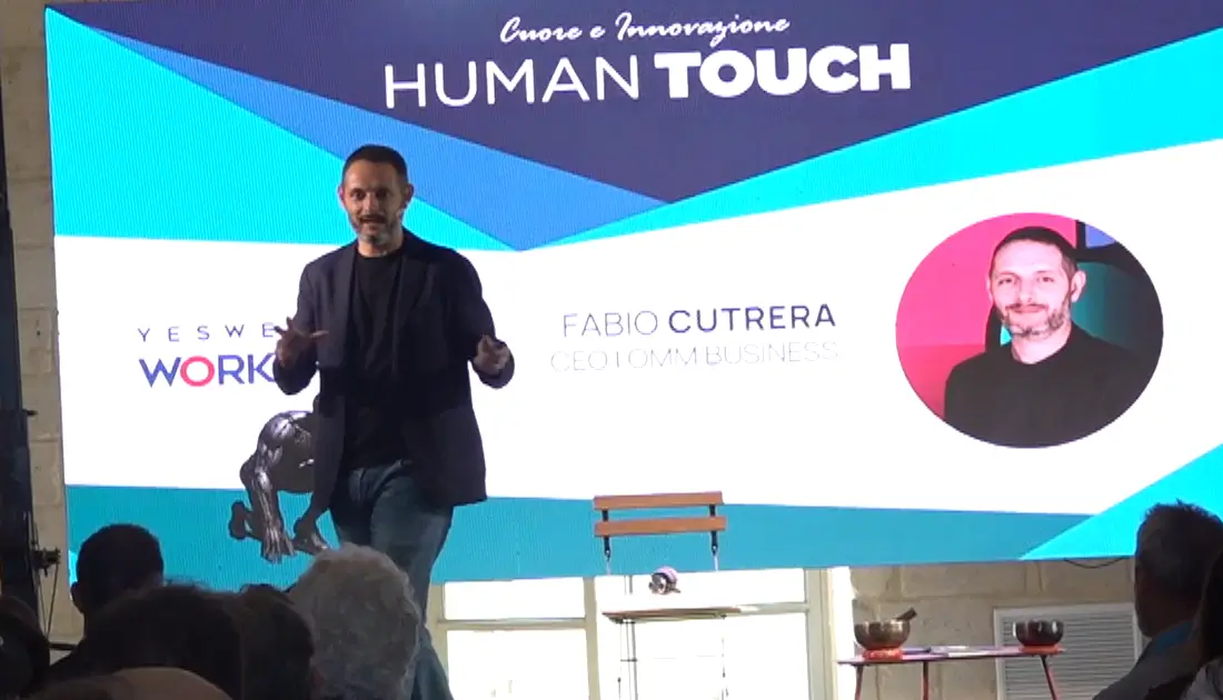 Fabio Cutrera, esperto di meditazione e CEO di OMM Business, tiene il suo speech per il pubblico di 'Human Touch'