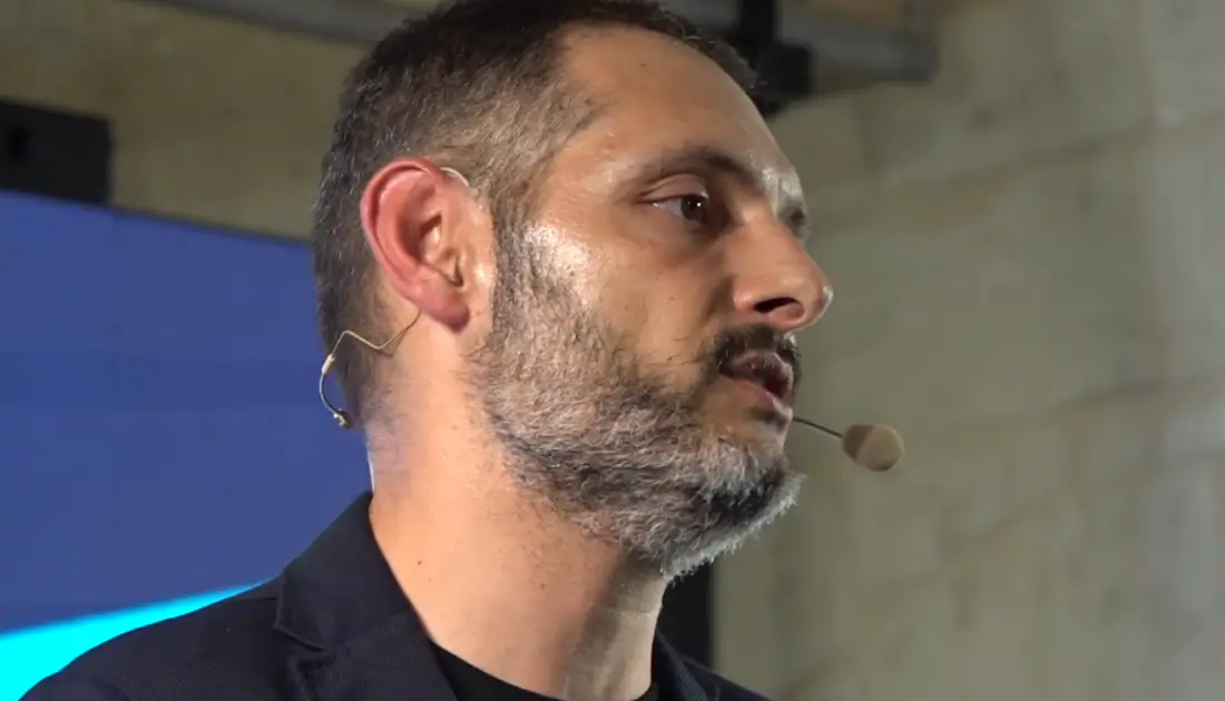 Primissimo piano di Fabio Cutrera durante il suo intervento all'evento 'Human Touch' organizzato da YesWeWork