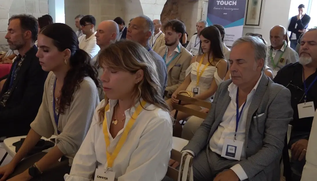 All'evento YesWeWork 'Human Touch', i presenti in platea chiudono gli occhi e si concentrano per meditare con Fabio Cutrera