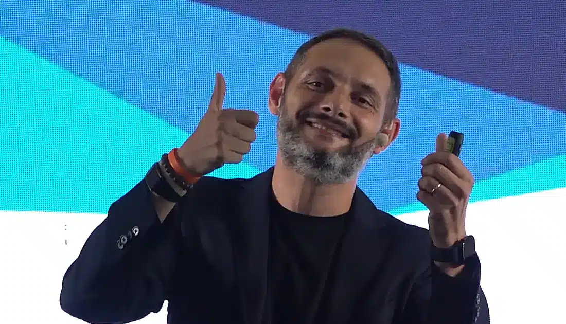 Primo piano di un sorridente Fabio Cutrera che ringrazia il pubblico per la partecipazione alzando i pollici