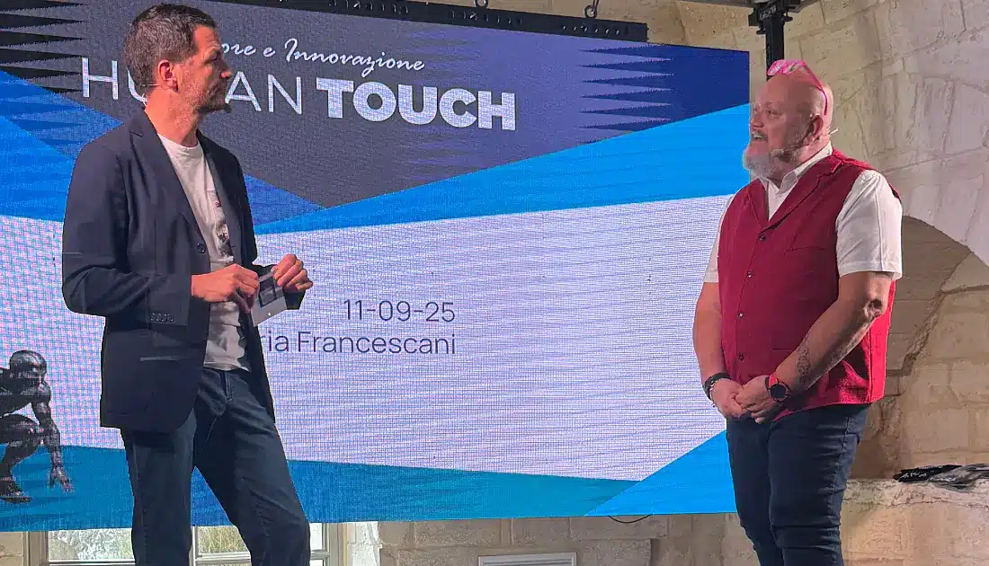 Mirco Cervi ed Enrico Piacentini sul palco dell'evento YesWeWork 'Human Touch' pronti a parlare ai presenti di AI