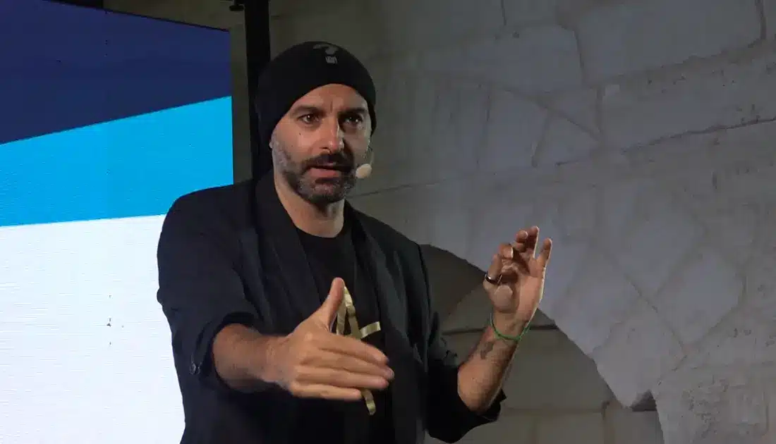 Il Mago e Mentalista Andrea Paris ha appena iniziato la sua performance a 'Human Touch'. Guarda il pubblico e Gesticola