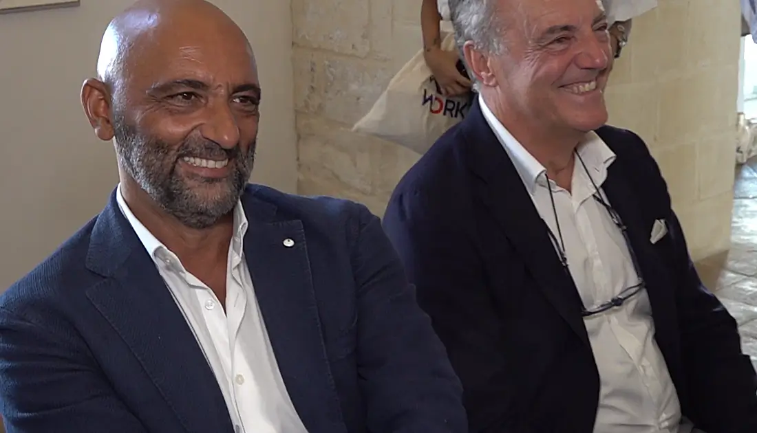 Inquadratura da vicino di due persone del pubblico che sono molto divertite durante l'esibizione di Andrea Paris