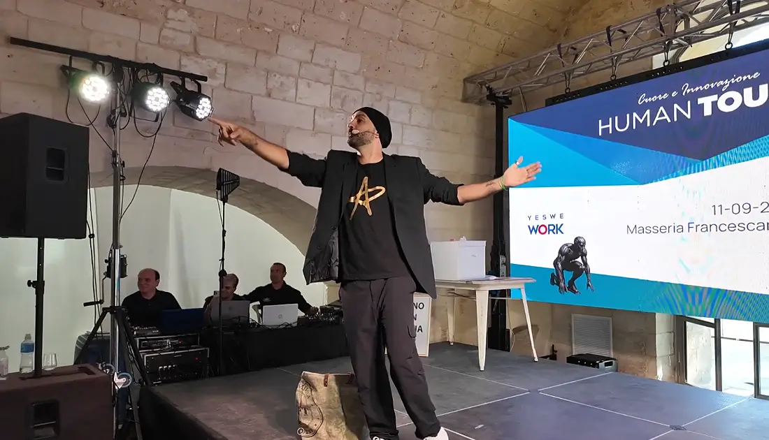 Il Mago Andrea Paris interagisce dal palco con il pubblico di 'Human Touch', indicando e facendo simpatiche battute