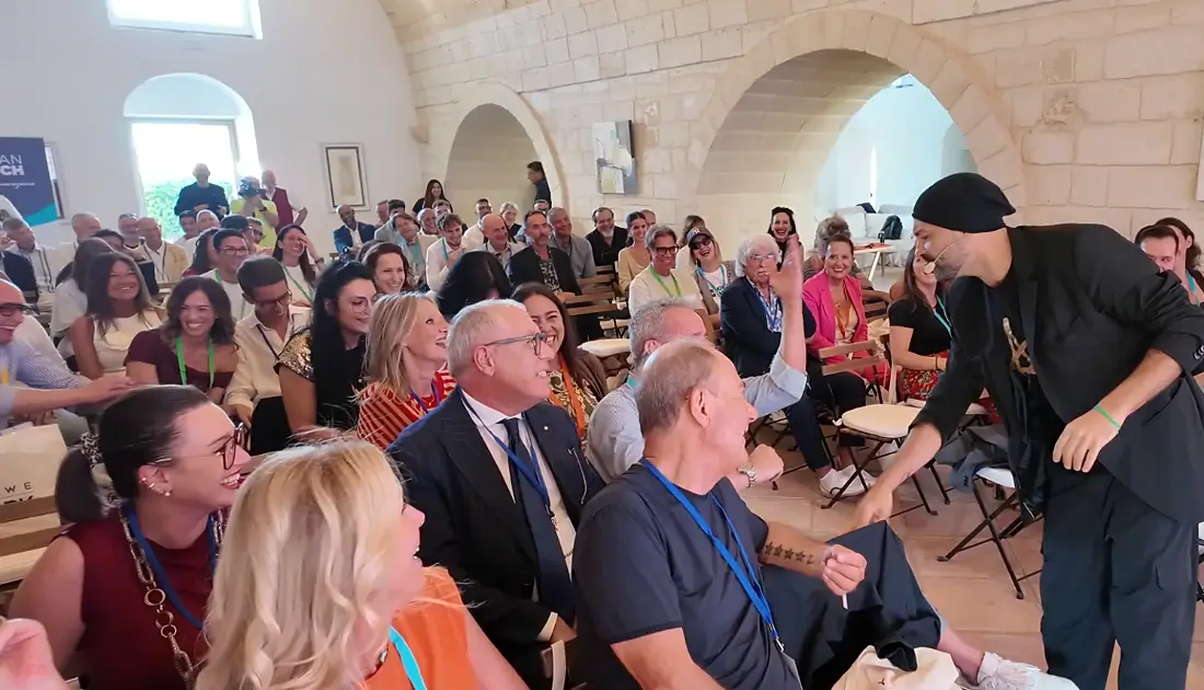 Per coinvolgere ancora di più il pubblico, Andrea Paris è Sceso dal Palco e parla con gli ospiti direttamente in platea