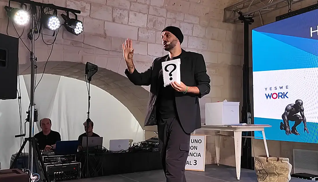 Sul Palco il prestigiatore e mentalista Andrea Paris tiene in mano una busta bianca recante un punto interrogativo