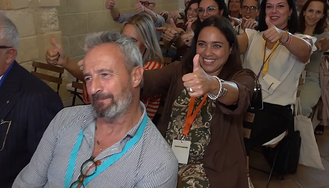 Le persone del pubblico di 'Human Touch' alzano i pollici rivolte verso il palco dove si sta esibendo il Mago Andrea Paris