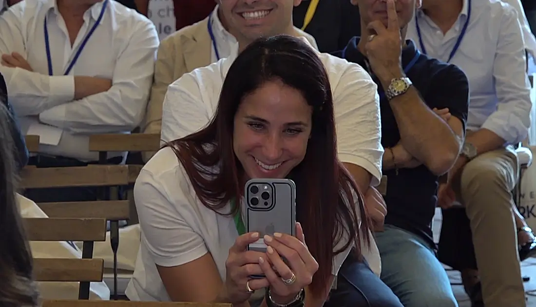 Giorgia, una recruiter di YesWeWork, riprende divertita l'esibizione di Andrea Paris con il suo smartphone