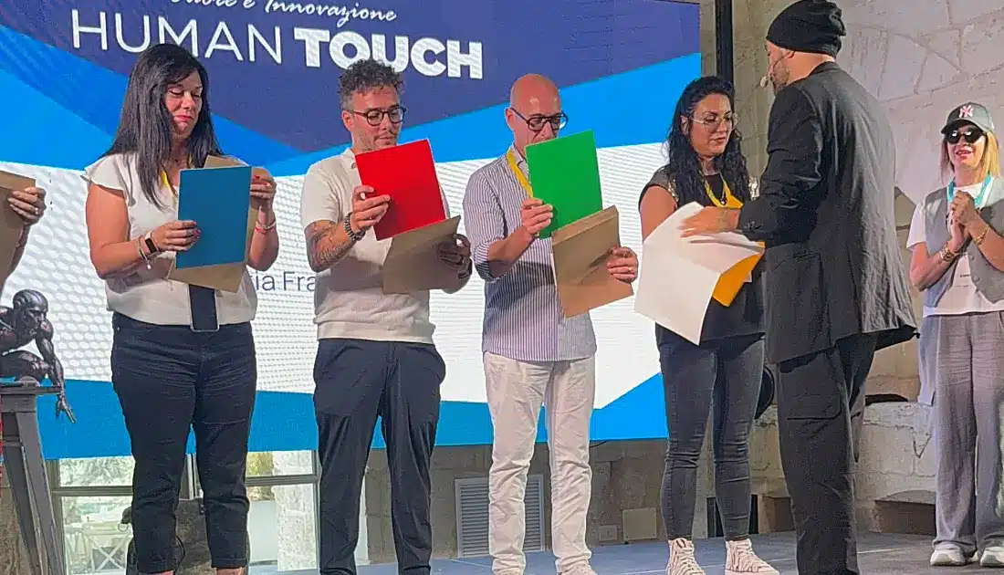 Andrea Paris chiede alle persone che ha invitato sul palco di svelare il contenuto di buste misteriose: Fogli Colorati