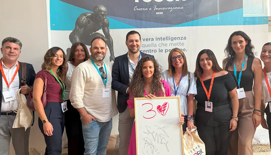 Una parte del team YesWeWork si fa una foto di gruppo durante una pausa tra le varie esibizioni dell'evento 'Human Touch'