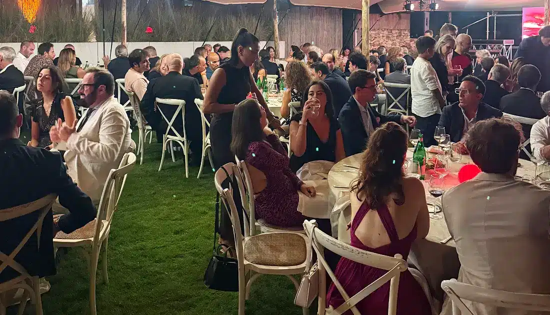 Ospiti e membri del Team YesWeWork, si ritrovano tutti insieme alla Cena di Gala dopo il primo giorno di 'Human Touch'
