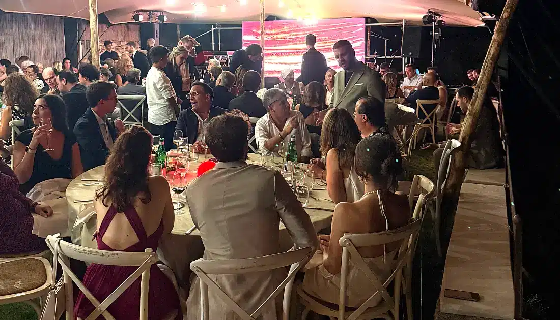 Gli invitati e gli organizzatori di 'Human Touch' chiacchierano e fanno networking durante la cena di gala serale