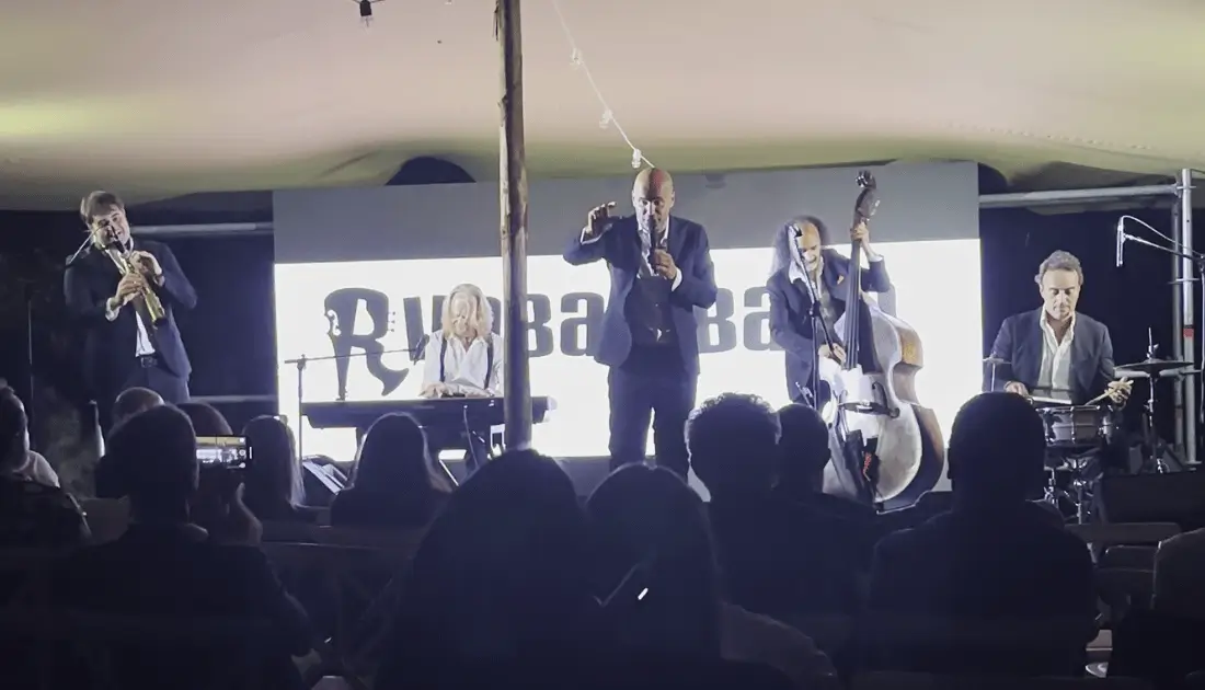 Il simpaticissimo gruppo musicale 'Rimbamband' si esibisce sul palco dell'evento 'Human Touch' per gli ospiti di YesWeWork