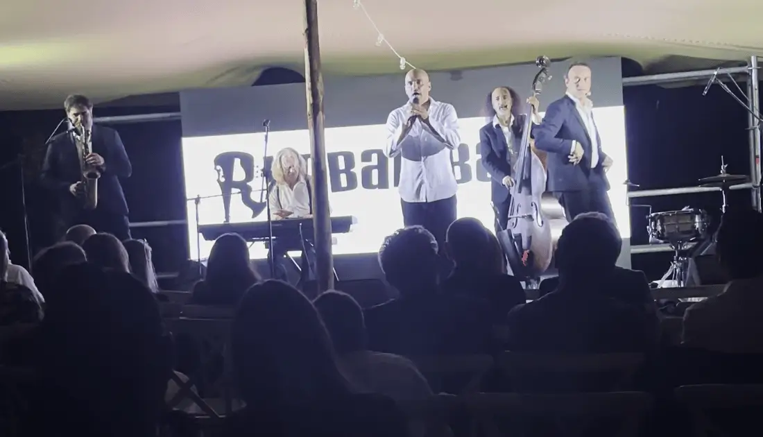 I 5 musicisti pugliesi della 'Rimbamband' suonano durante la cena di Gala dell'evento 'Human Touch'