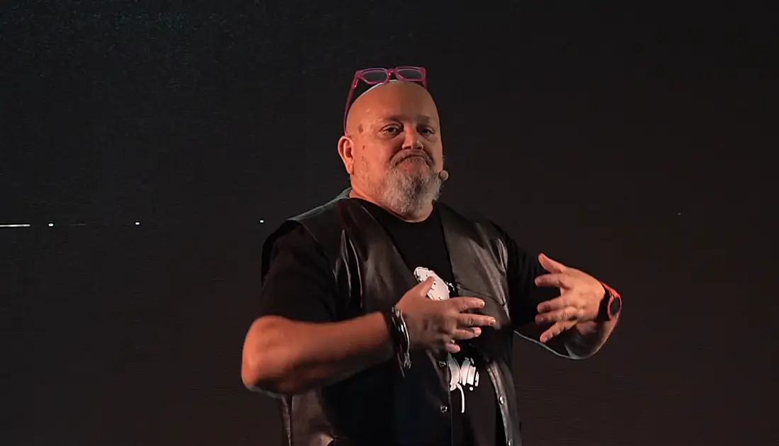 Enrico Piacentini, sul palco dell'evento 'Human Touch', tiene uno speach introduttivo all'inizio della seconda giornata