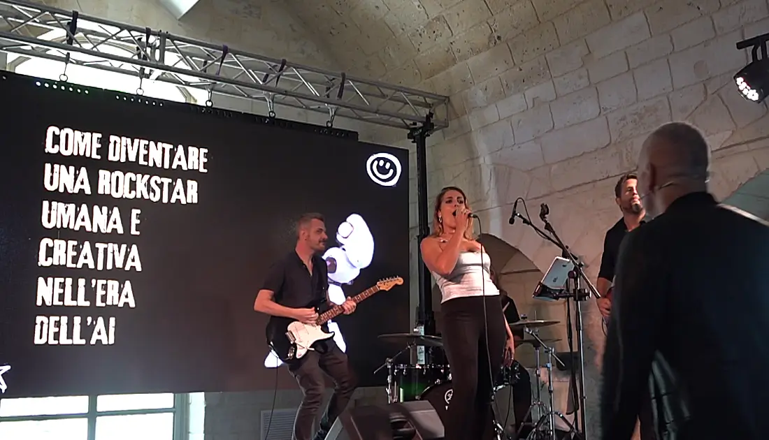 Mentre la sua band continua a suonare, Max Panìco si accinge a salire sul palco di 'Human Touch' per il suo intervento