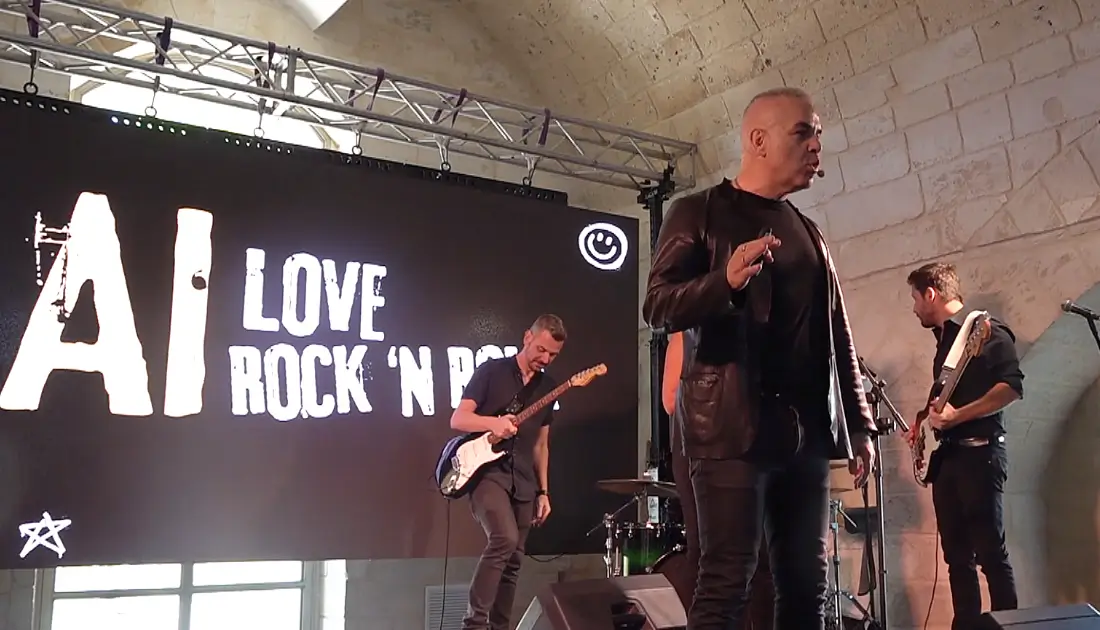 Max Panìco inizia il suo speach dal titolo 'AI love rock 'n roll' durante il suo show 'Rock in Azienda' a 'Human Touch'