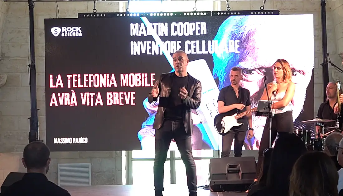 Max Panìco parla al pubblico di 'Human Touch' narrando aneddoti vari rappresentati anche sul maxischermo alle sue spalle