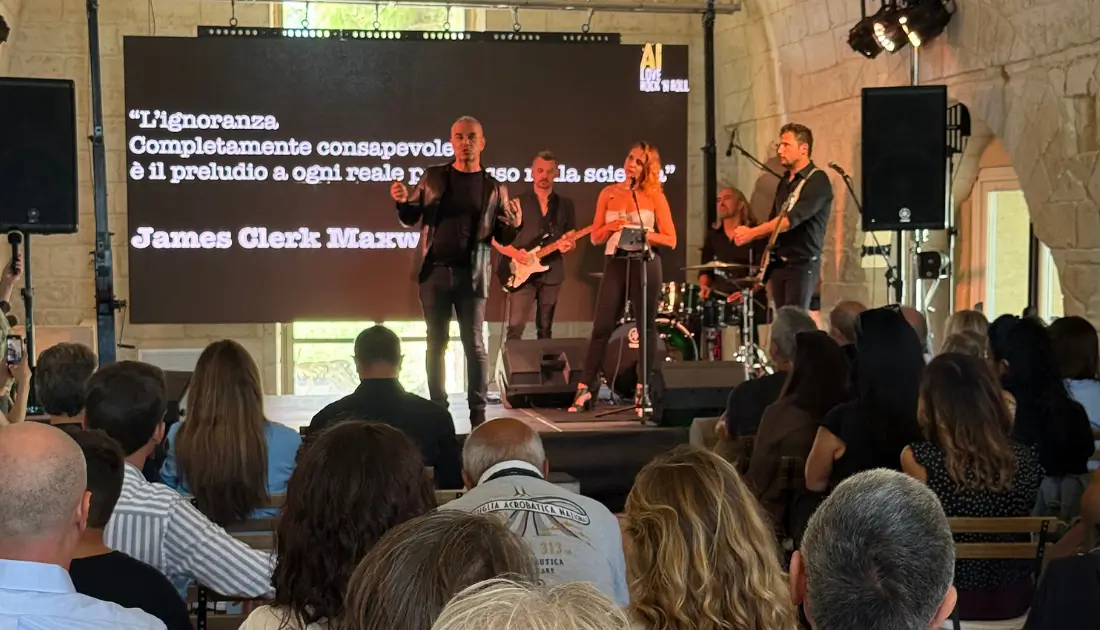 Max Panìco parla dell'AI attraverso metafore musicali sul palco dell'evento 'Human Touch' con la band al suo fianco