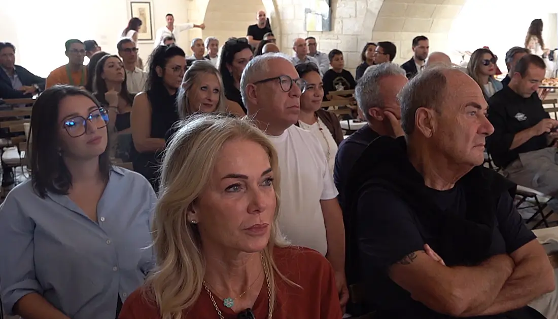 Il pubblico ospite di YesWeWork per l'evento 'Human Touch' segue con attenzione lo speach di Max Panìco