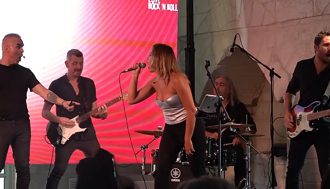 La band di 'Rock in Azienda' suona con energia ed entusiasmo coinvolgendo anche il loro leader Max Panìco