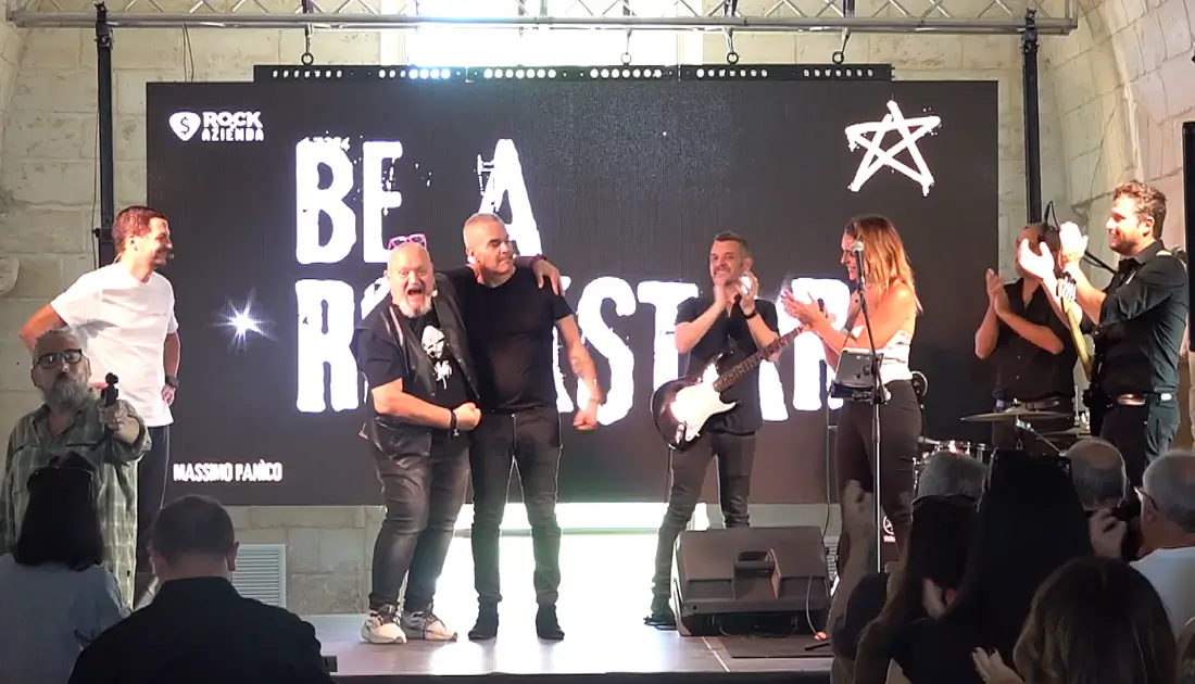 Sul palco salgono Mirco Cervi e Enrico Piacentini per salutare Max Panìco e la sua band. Enrico e Max si abbracciano