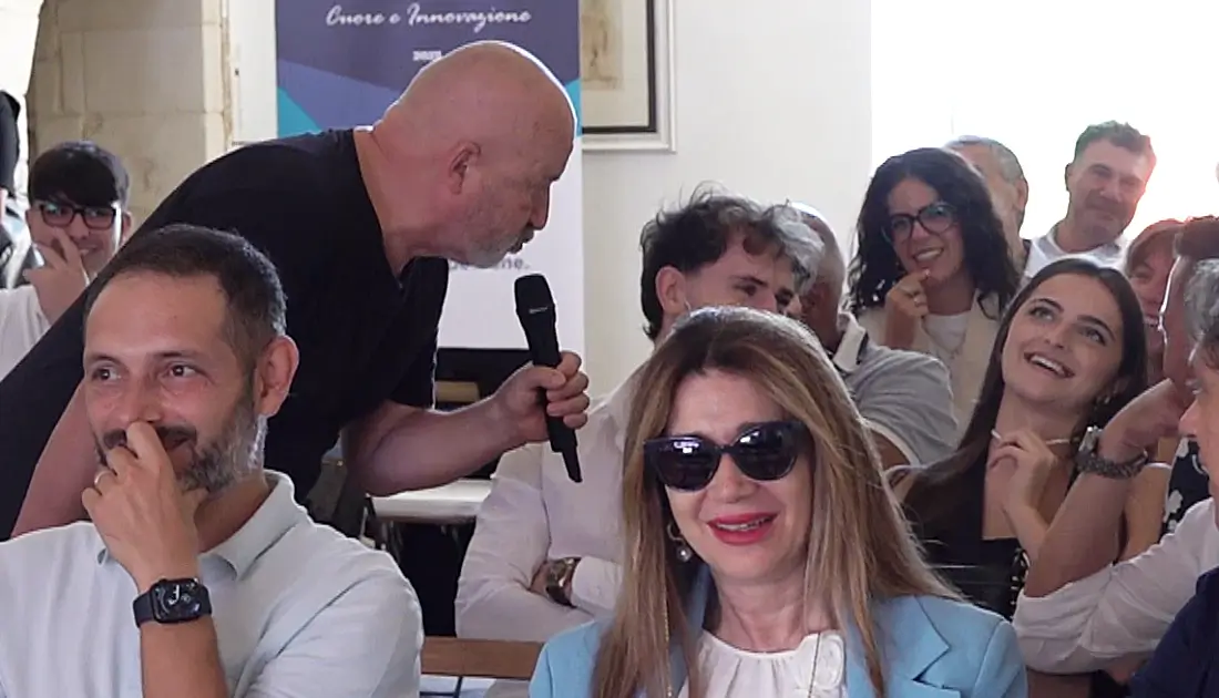 Stefano Chiodaroli si immerge nel pubblico cercando di coinvolgere una ragazza che mostra un po' di imbarazzo ma sorride