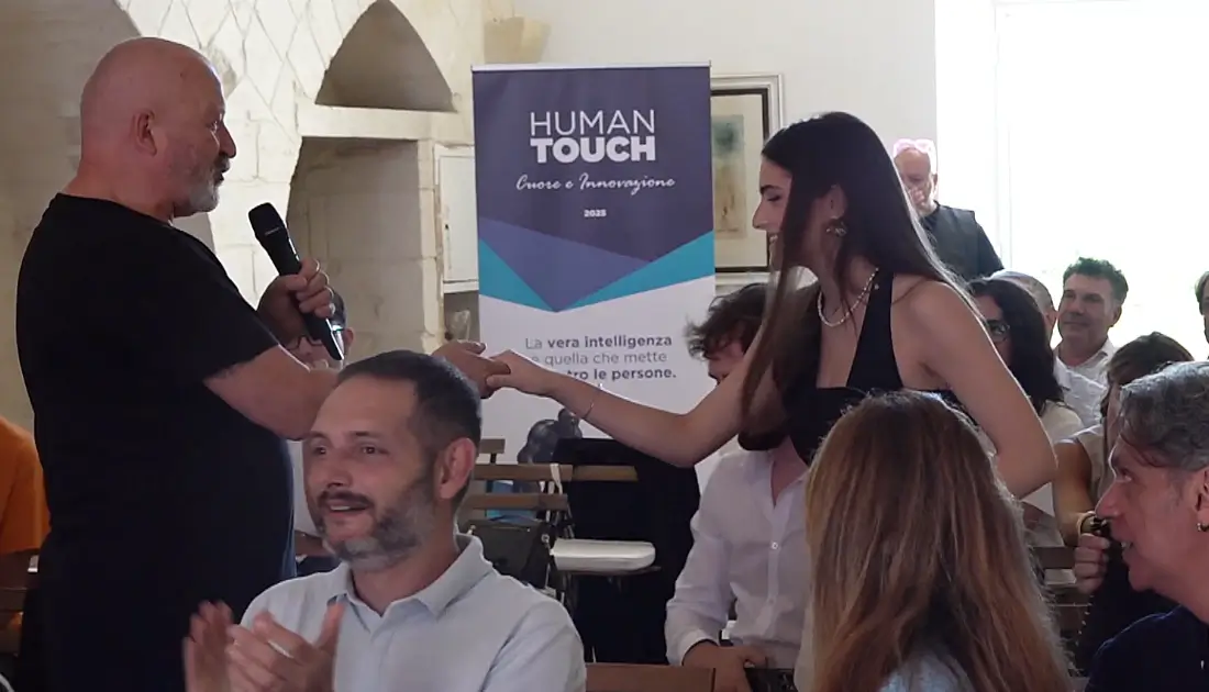Stefano Chiodaroli prende per mano una ragazza del pubblico di 'Human Touch' per coinvolgerla nel suo show