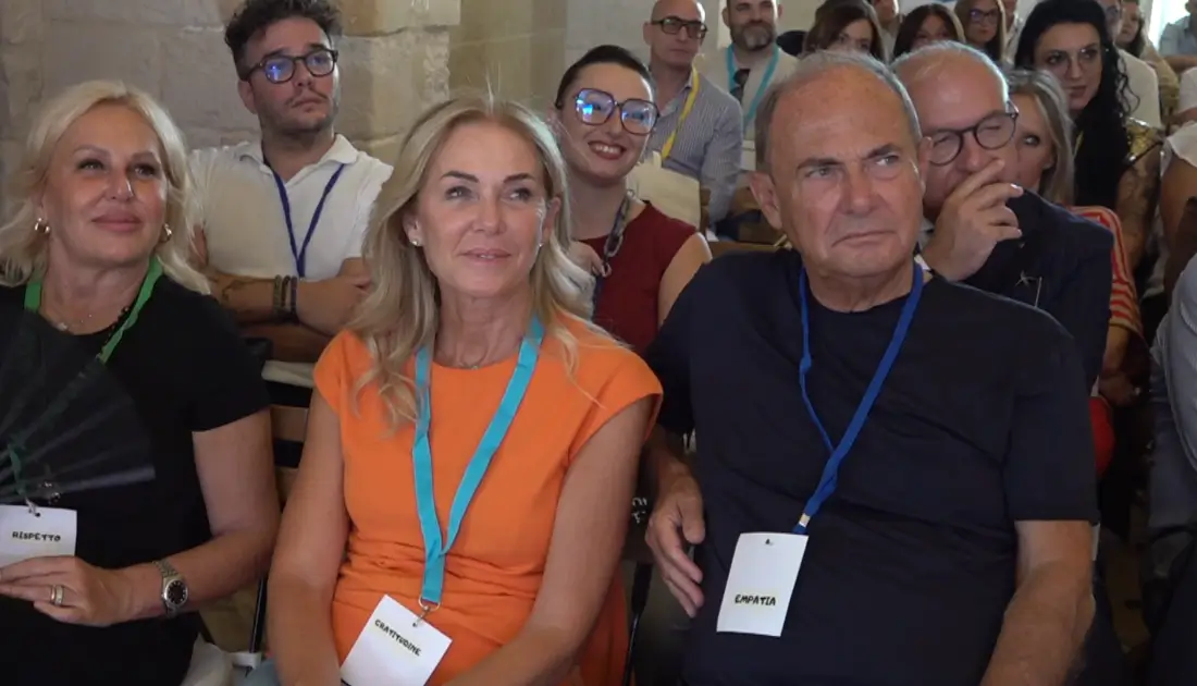 Inquadratura di alcune persone in platea durante l'evento 'Human Touch' organizzato dall'agenzia per il lavoro YesWeWork