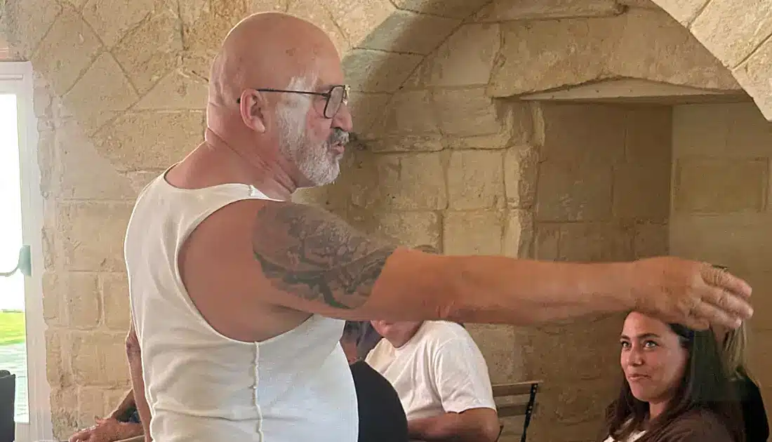 Stefano Chiodaroli interpreta il famoso 'Panettiere di Zelig' interagendo con il pubblico di 'Human Touch' in platea