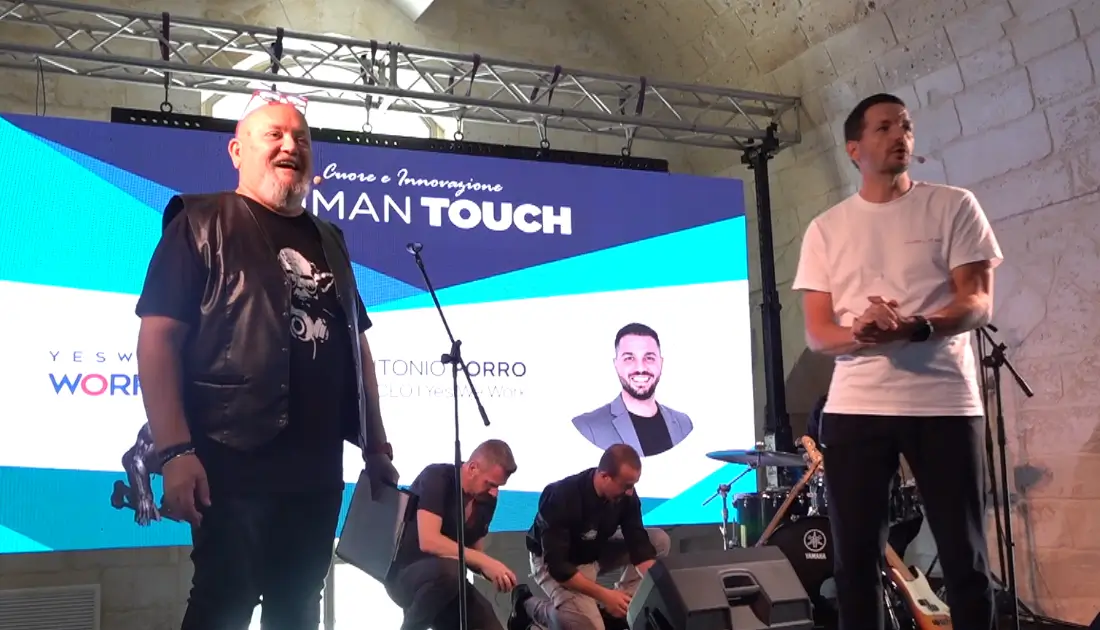 Enrico Piacentini e Mirco Cervi, presentatori di 'Human Touch' salgono sul palco per iniziare i saluti finali