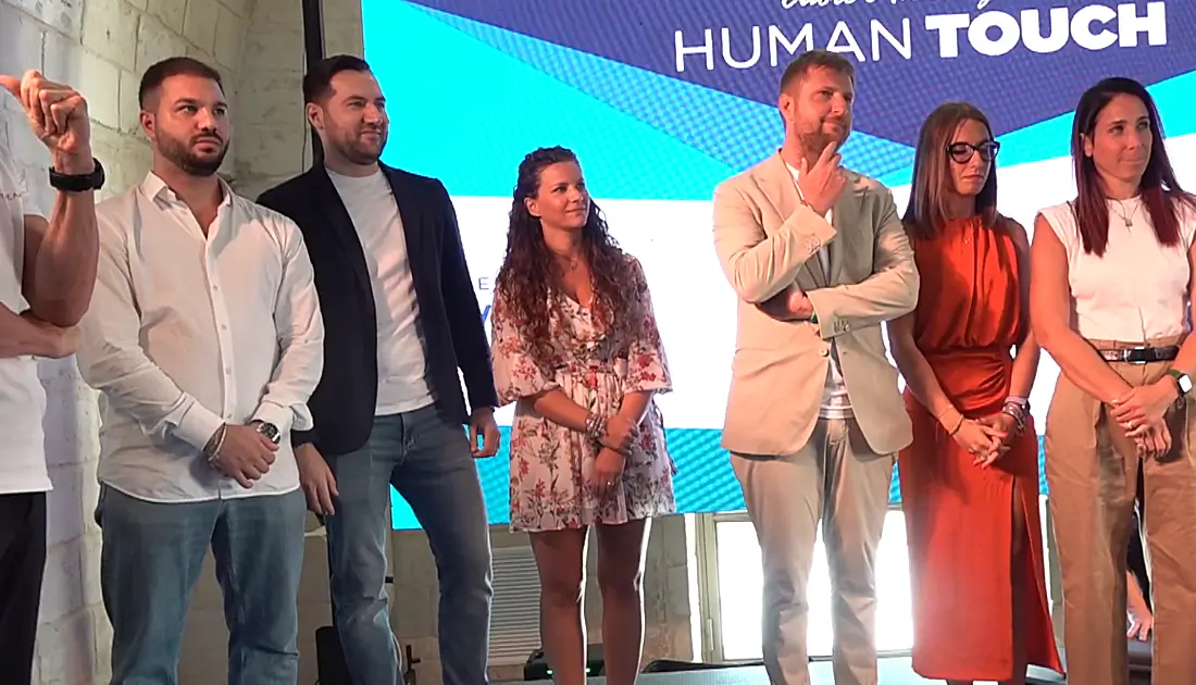 i membri del team YesWeWork, Agenzia per il lavoro organizzatrice dell'evento, sono saliti sul palco di 'Human Touch'