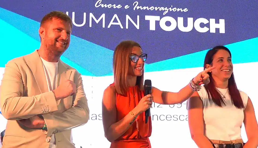 La recruiter Erika Marchitelli parla dal palco di 'Human Touch' durante i saluti finali. Al suo fiano due colleghi del team