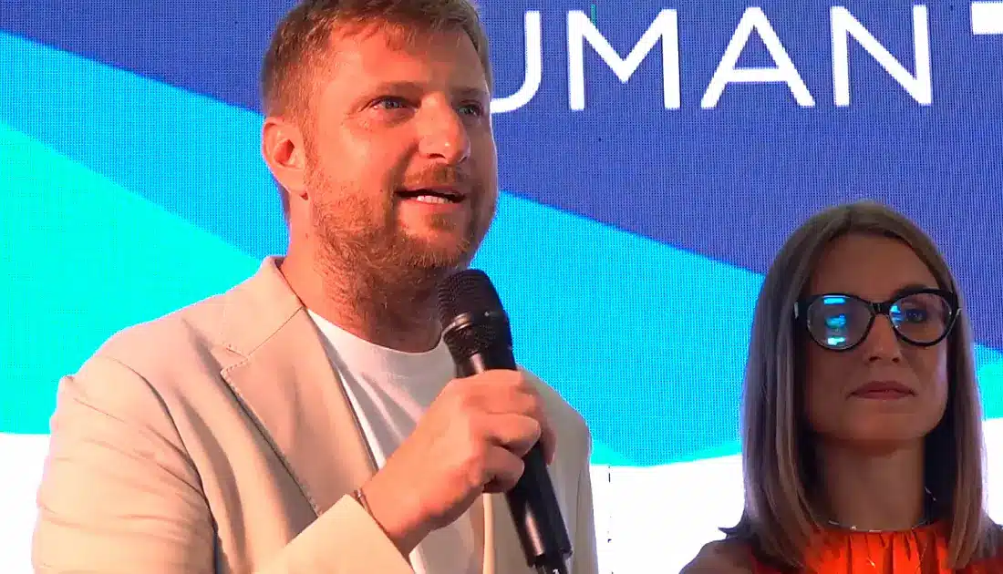 Fabio Sagarriga del team YesWeWork intervistato sul palco di 'Human Touch' durante la sessione dei saluti finali