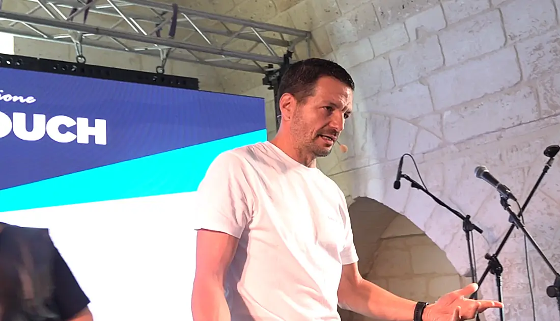 Mirco Cervi, Esperto di Informatica e co-presentatore dell'evento 'Human Touch' parla al pubblico durante i saluti finali