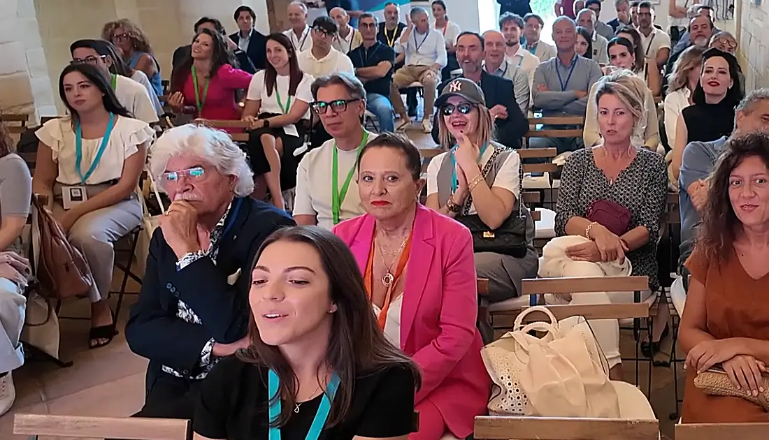 Il pubblico di 'Human Touch' assiste alla sessione di saluti finali di 'Human Touch' con attenzione