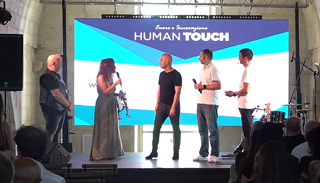 La giornalista Valeria D'Autilia porge delle domande a Max Panico durante la sessione di saluti finali di 'Human Touch'