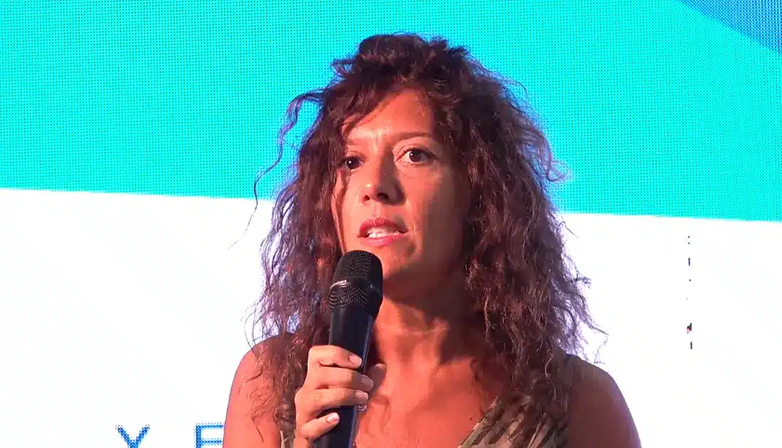 Primo piano della giornalista Valeria D'Autilia durante i saluti finali dell'evento 'Human Touch' di YesWeWork