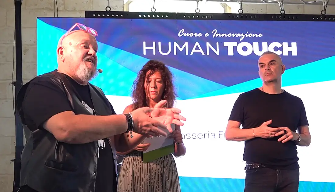 Sul palco dell'evento 'Human Touch' Enrico Piacentini, Valeria D'Autilia e Max Panìco durante i saluti finali