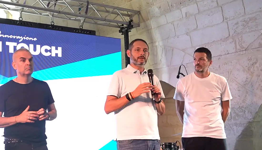 Fabio Cutrera, Coach esperto di Meditazione, saluta il pubblico di 'Human Touch' durante i momenti conclusivi dell'evento